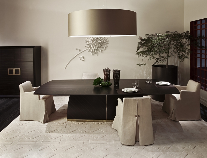 VIVIENNE cabinet採用頂級黑檀木，經過獨特又精湛的處理工藝，保留原始自然氛圍，立體角度設計凸顯櫥櫃的金屬手把框架，木質花紋點綴居家空間的細微巧思。／KENZO Maison