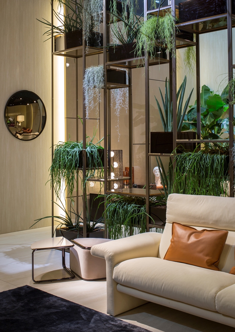 Fendi Casa以絨布沙發搭配3D 立體藤紋抱枕，在綠色植栽陪襯下，散發一股忘憂的時髦氛圍。