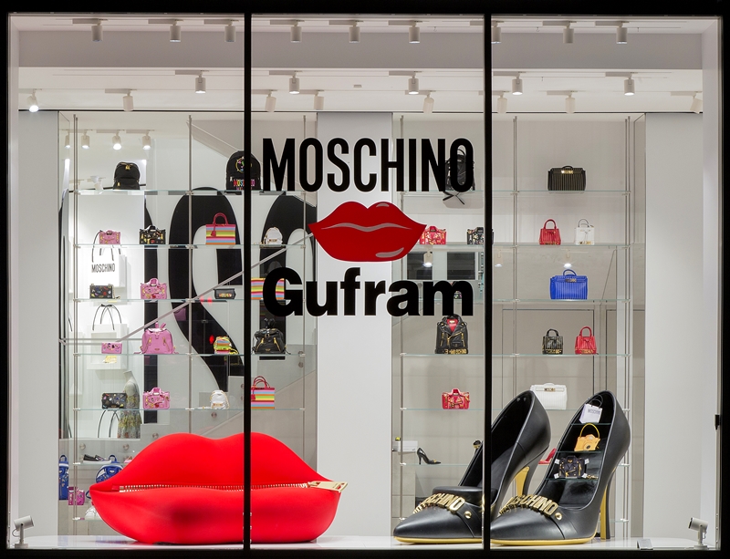 Jeremy Scott和義大利家具公司Gufram合作推出Moschino Kisses Gufram家具系列，將Moschino經典皮衣包、高跟鞋放大成家具，成為米蘭設計周焦點話題。