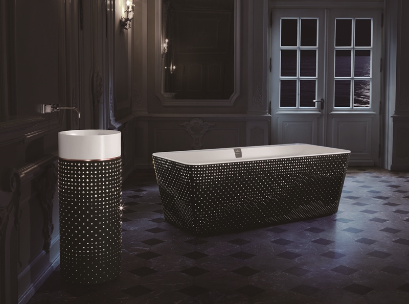 Villeroy & Boch與香港設計師梁志天攜手創造出Squaro Prestige獨立浴缸，SWAROVSKI水晶在浴缸表面閃耀動人。