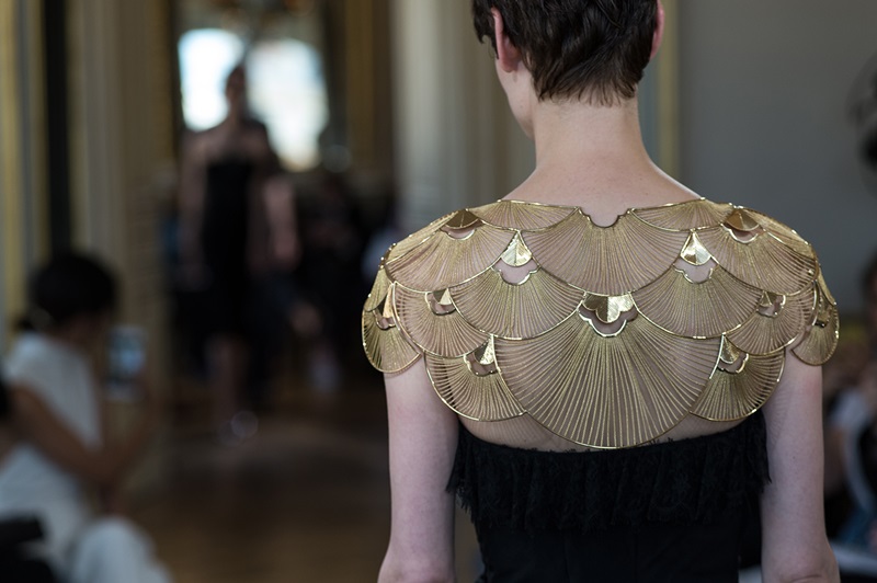 BOUCHERON Cape de Lumière璀璨披肩，黃K金與黃水晶。