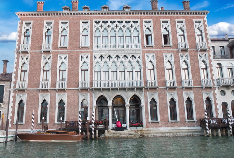 位於義大利威尼斯百夫長皇宮酒店（Centurion Palace）展出的「融化中的棒棒糖」。