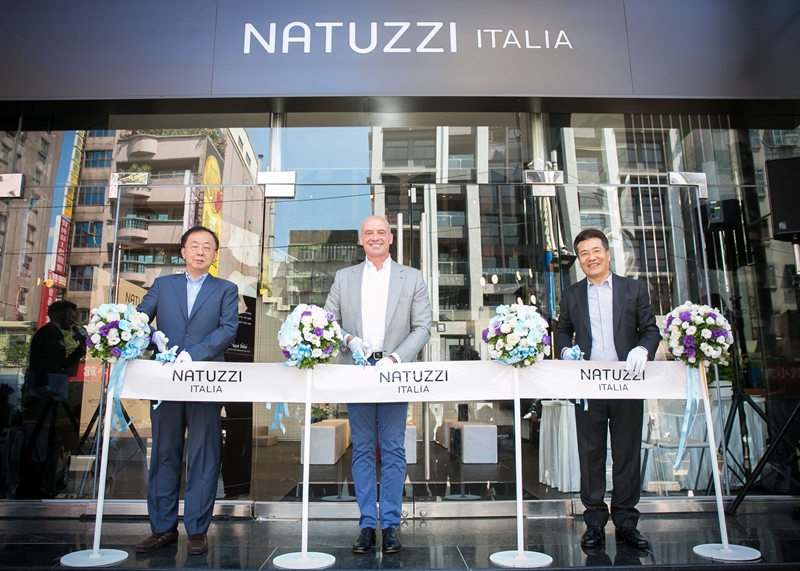 NATUZZI APAC副總裁顧吉濤（左）、台灣華泓代理總經理顏貽騰（右）、與Claudio Bellini（中）一同慶賀新莊旗艦店開幕，興奮地完成剪綵活動。
