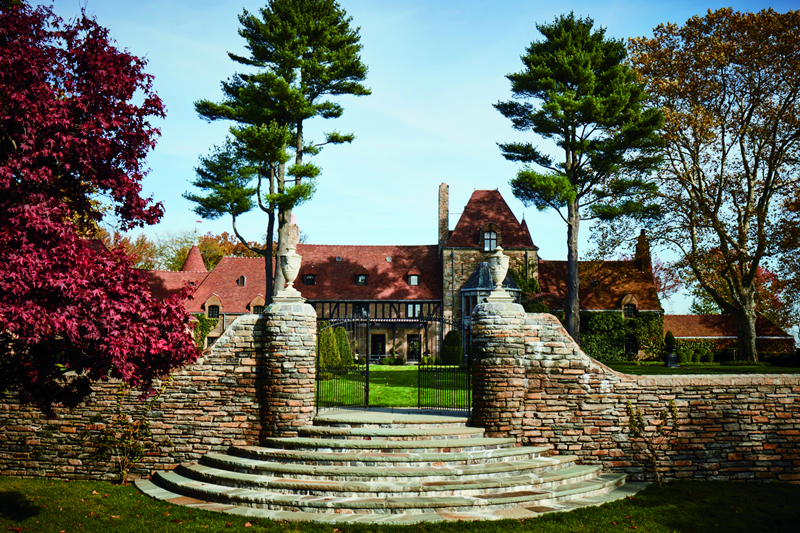 石匠Bobby Hilfiger運用當地產出的壁架岩（ledge rock）、花崗岩、淺黃色的荷蘭磚（Holland bricks），契合建物原本的平台、牆面和階梯。