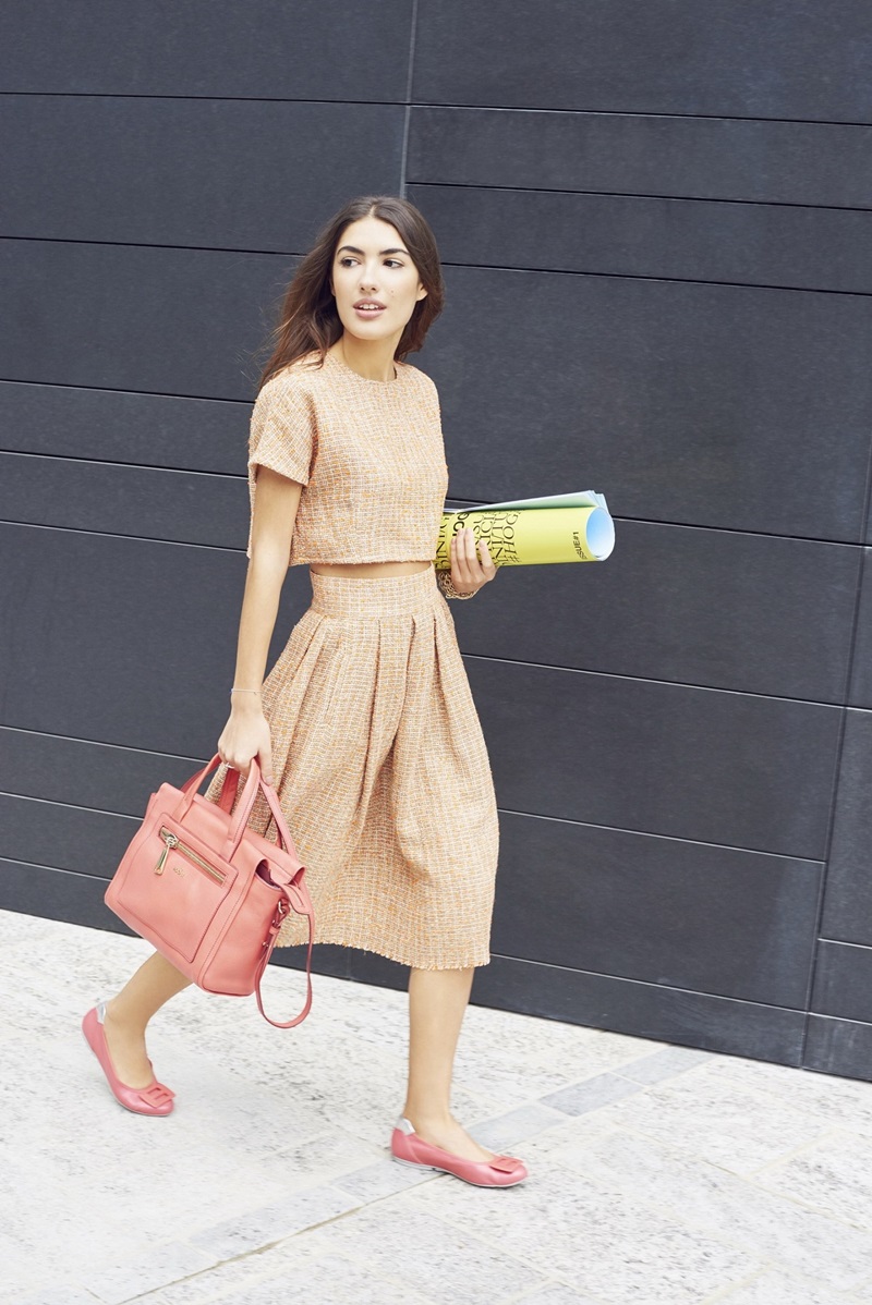 5.PATRICIA MANFIELD 穿著珊瑚紅皮革芭蕾舞鞋$16,900; 珊瑚紅皮革方形手拿肩背包$32,600。喜歡優雅氣質風格的人，別錯過時尚部落客Patricia Manfield的米色搭配法則，兩件式毛尼套裝、珊瑚紅皮革方形包與芭蕾舞鞋，浪漫的春夏時尚氣息就在走動間感染給周圍的人了。
