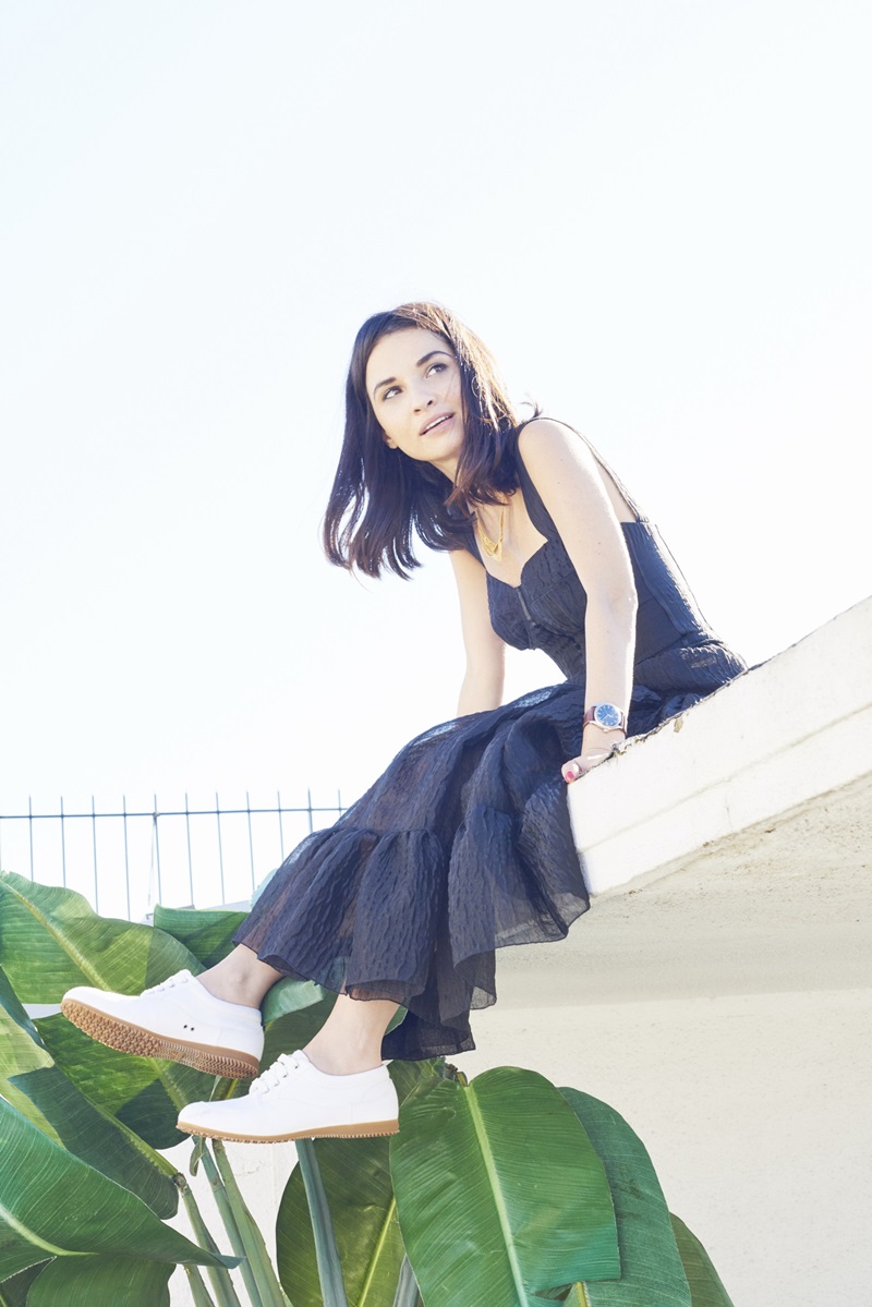 6.SAMAR SERAQUI穿著白色帆布繫帶休閒鞋$15,600。時尚部落客Samar Seraqui有著巴黎女人自信的模樣，深色雪紡連身洋裝搭配白色帆布休閒鞋、大型飾品配件及鮮豔螢光色指甲油，這樣毫不做作的春夏穿搭最令人嚮往。