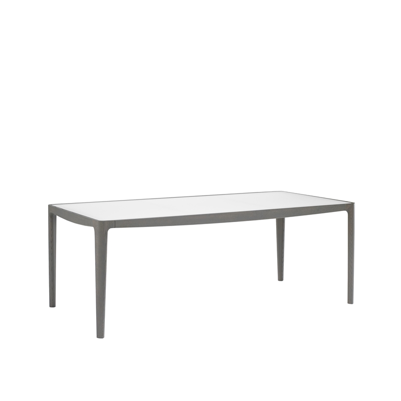 質感優雅的餐桌椅，意外的輕巧好搬移，且能巧妙融入傳統或現代兩種截然不同的風格。／Saturno桌NTD127,000