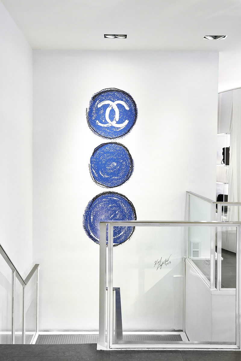 Chanel與Colette雙波點LOGO結合字樣。