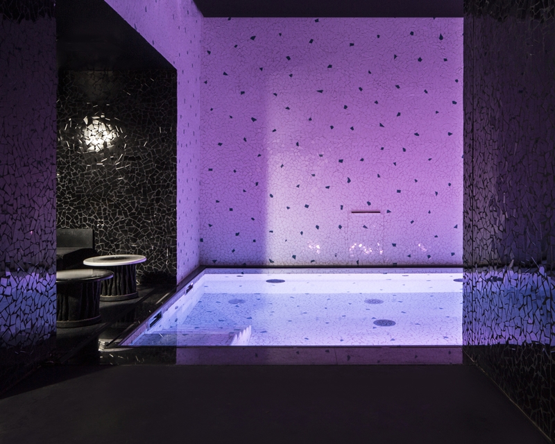 澡堂夜總會酒店（Les Bains Hotel）。