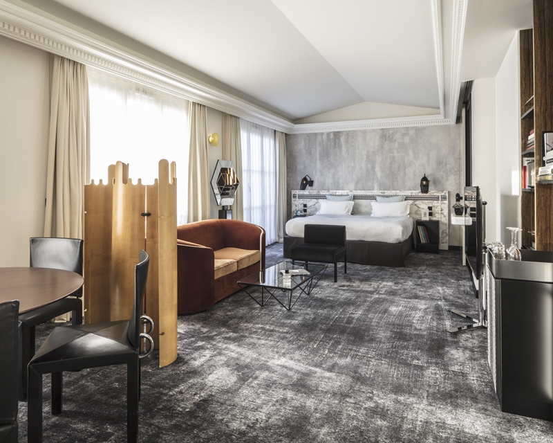 澡堂夜總會酒店（Les Bains Hotel）。