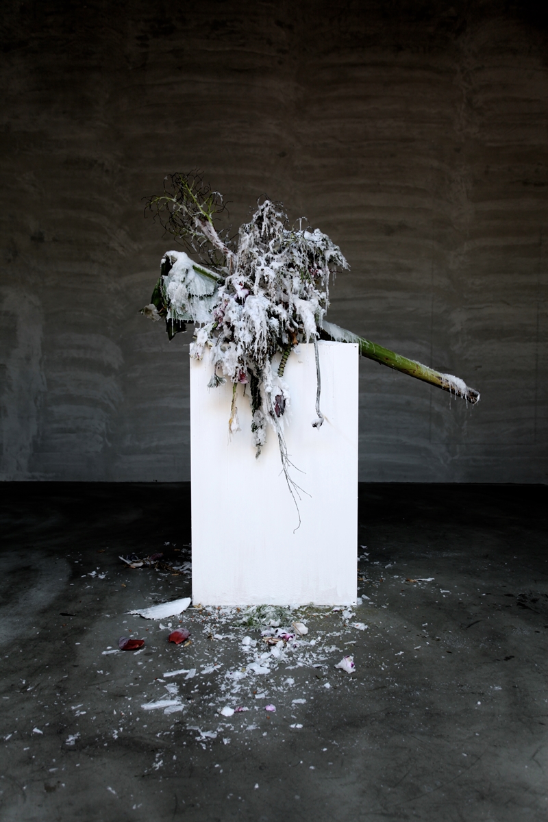 為忠泰建築藝術基金打造的作品《明日綻》，將中山北路錯縱發展的歷史軸線以代表性的金屬、玻璃元素穿插其中，並以代表自然的植物點綴。