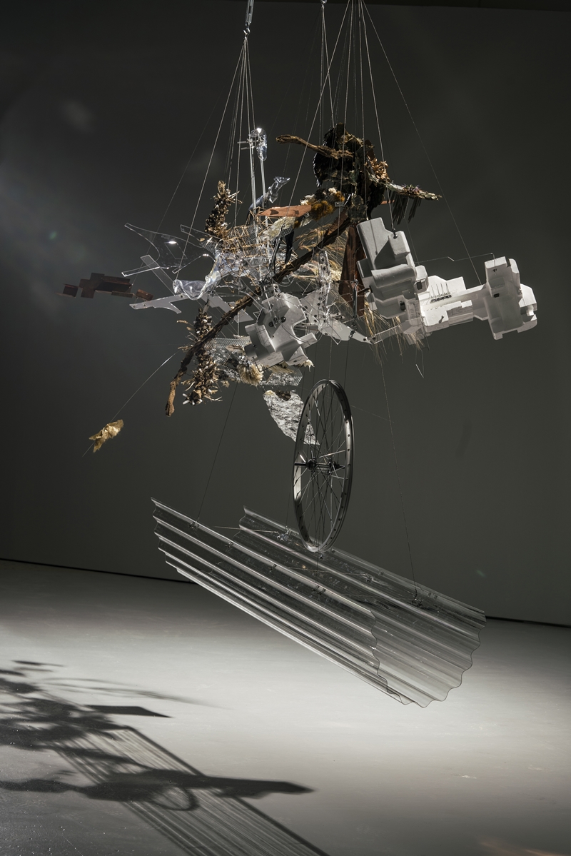 為忠泰建築藝術基金打造的作品《明日綻》，將中山北路錯縱發展的歷史軸線以代表性的金屬、玻璃元素穿插其中，並以代表自然的植物點綴。