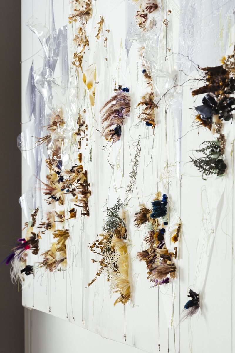 為忠泰建築藝術基金打造的作品《明日綻》，將中山北路錯縱發展的歷史軸線以代表性的金屬、玻璃元素穿插其中，並以代表自然的植物點綴。