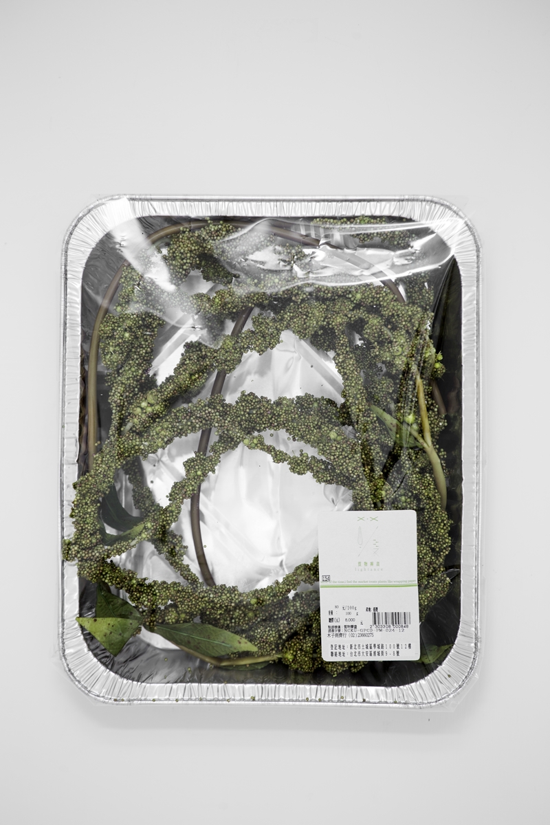 《Fake》諷刺市場充斥著形式上的模仿，我們常常在消費著無意識的虛假卻不自知。