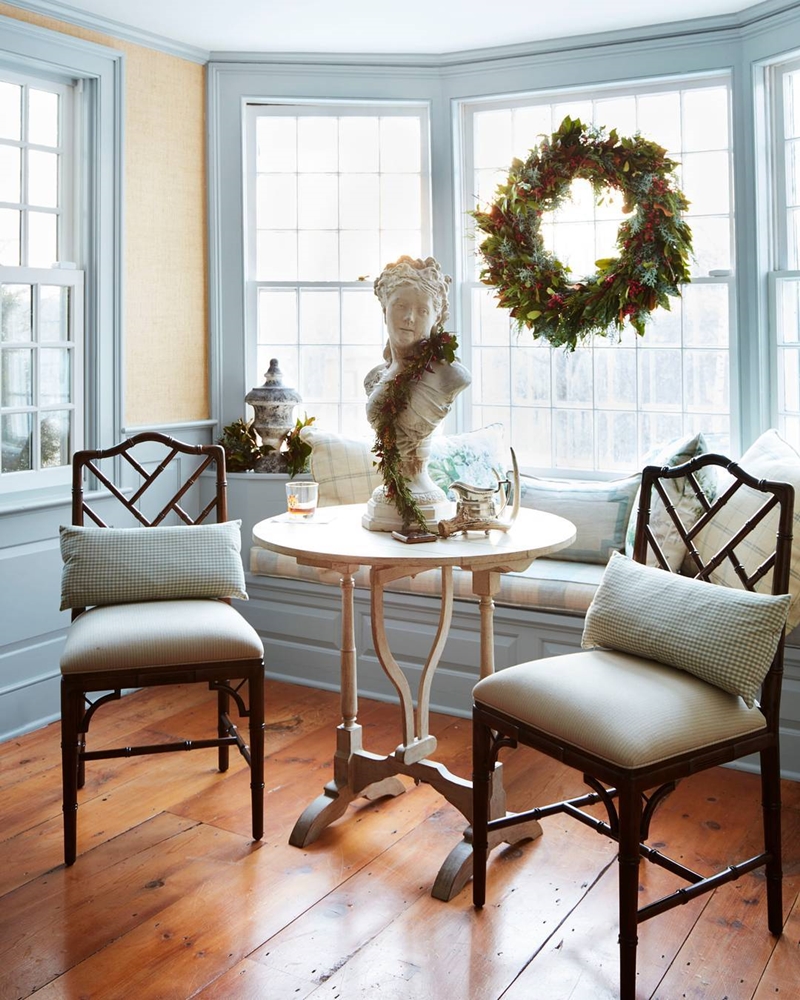 把聖誕花圈變成雕像的圍巾,令人會心一笑。（Image／housebeautiful）