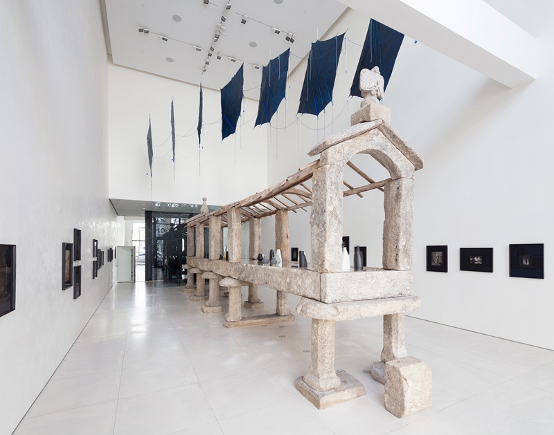LOEWE跨界藝術展：攝影、陶器、布料的優美呢喃