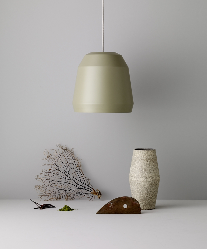 2005年與丹麥燈具設計公司Lightyears合作的Caravaggio lamp造成熱賣風潮，再次奠定Cecilie Manz的設計地位。／Photo from Lightyears