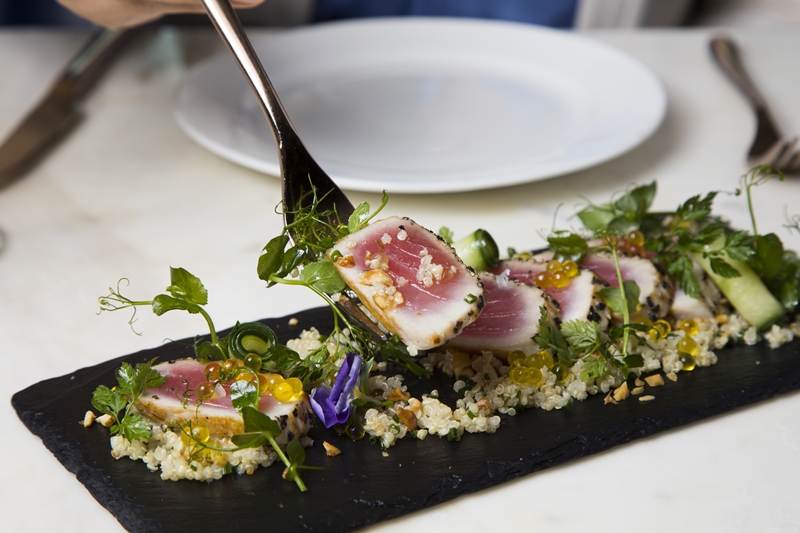 炙燒黑胡椒鮪魚沙拉佐藜麥（Black-Pepper Crusted Seared Tuna Salad & Quinoa）。