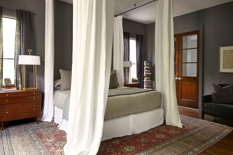 Jenn想要一組有現代風韻的四柱床（canopy bed），湊巧在AMAZON發現兩組窗簾桿，釘在天花板上，掛上垂地窗簾，「現代版」四柱床就完成了。