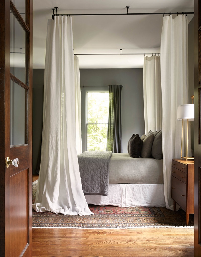 Jenn想要一組有現代風韻的四柱床（canopy bed），湊巧在AMAZON發現兩組窗簾桿，釘在天花板上，掛上垂地窗簾，「現代版」四柱床就完成了。