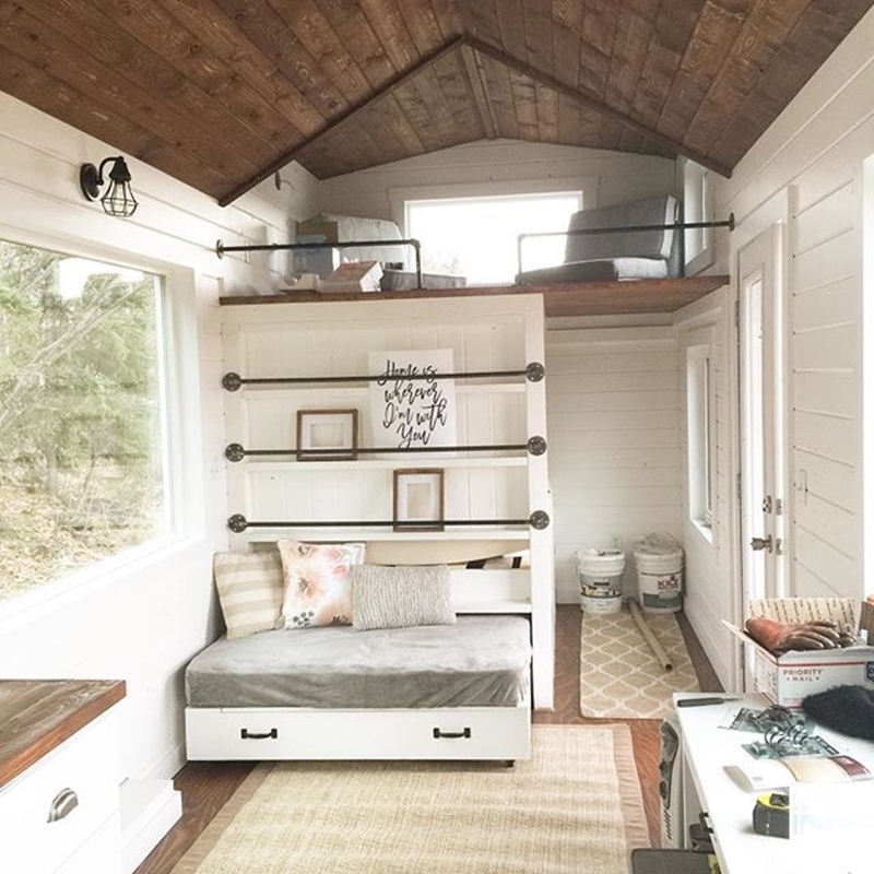 可以收納的床墊與書櫃置物架結合，同時也是通往夾層起居空間的樓梯。Image／Ana White