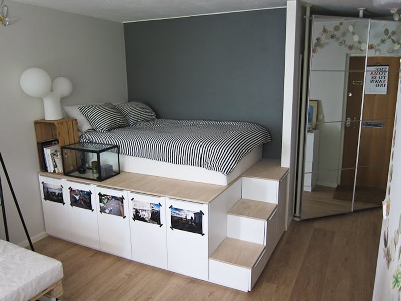 L型的角落擺上訂製架高床櫃，就成為能夠舒適休憩的個人小角落。Image／Oh Yes