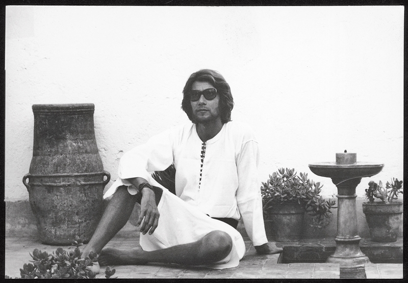 Yves Saint Laurent在Marrakech花園度假的愜意姿態。