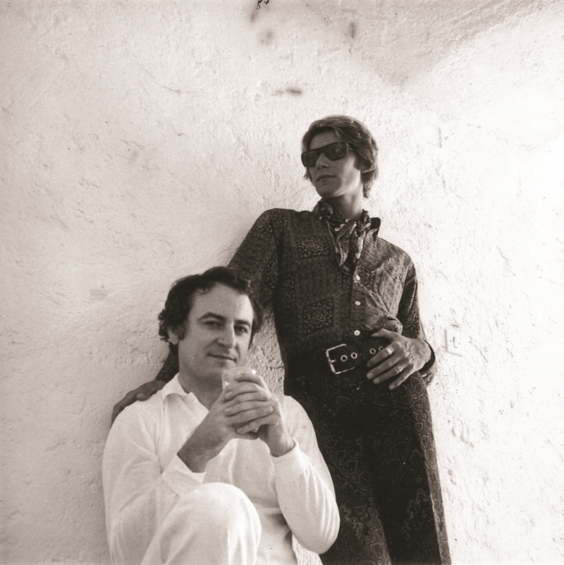 Yves Saint Laurent和Pierre Bergé在Marrakech花園度假的愜意姿態。