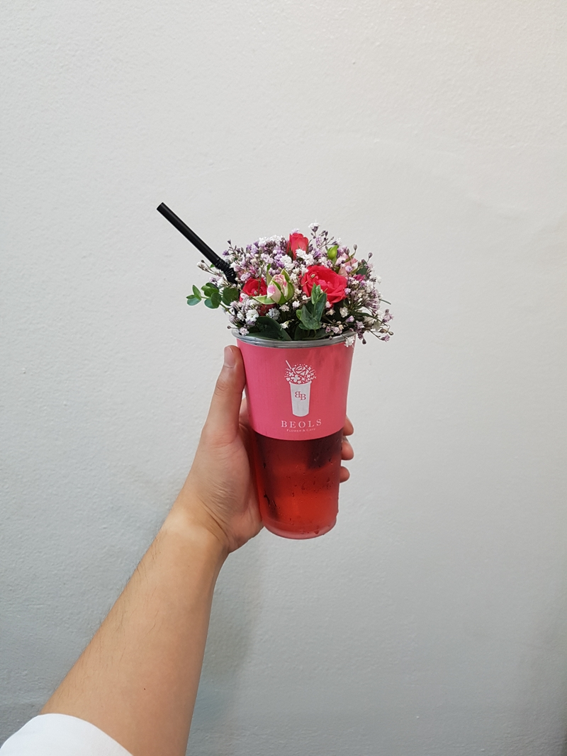 杯子上的花卉可以隨心所欲搭配，飲料更有咖啡和各種茶飲可供選擇。
