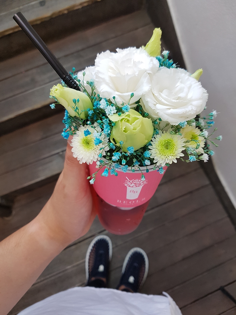 杯子上的花卉可以隨心所欲搭配，飲料更有咖啡和各種茶飲可供選擇。