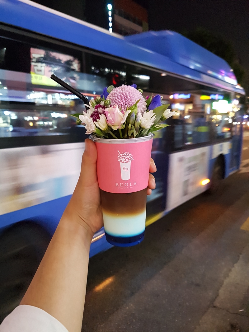 杯子上的花卉可以隨心所欲搭配，飲料更有咖啡和各種茶飲可供選擇。