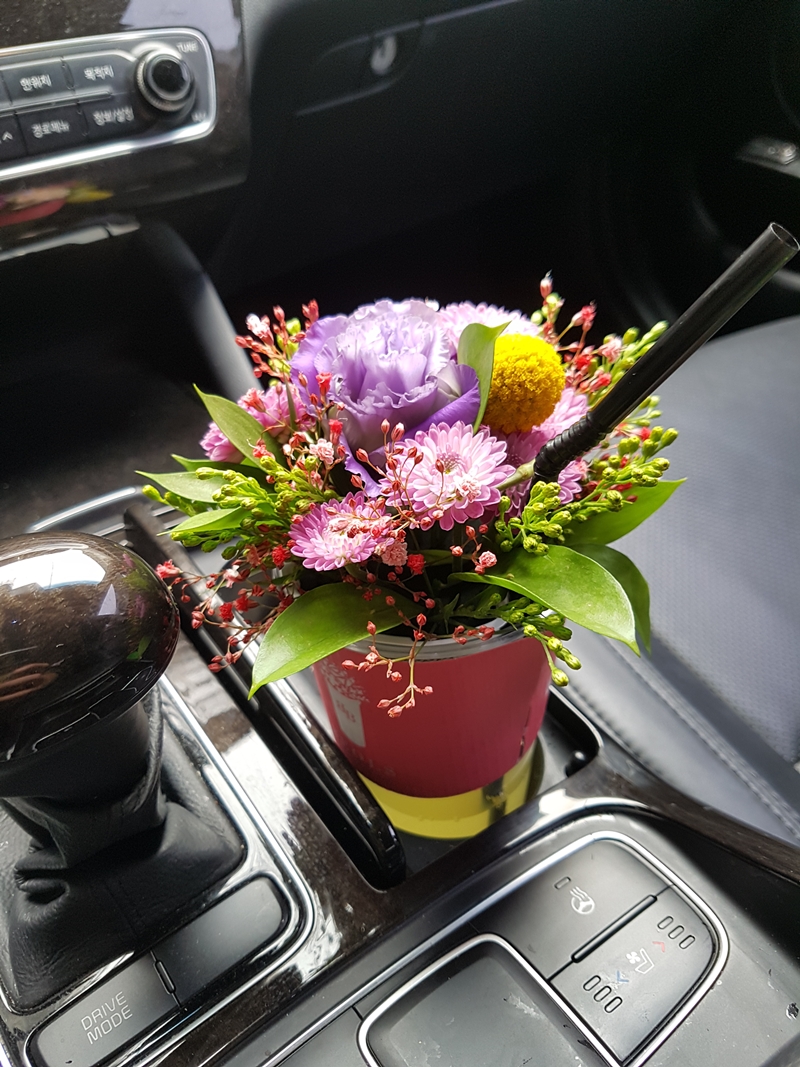 杯子上的花卉可以隨心所欲搭配，飲料更有咖啡和各種茶飲可供選擇。
