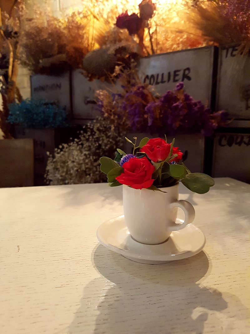 杯子上的花卉可以隨心所欲搭配，飲料更有咖啡和各種茶飲可供選擇。