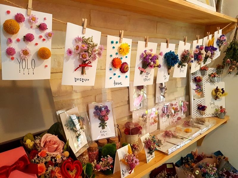 店中也有販賣以花卉製作的小飾品。