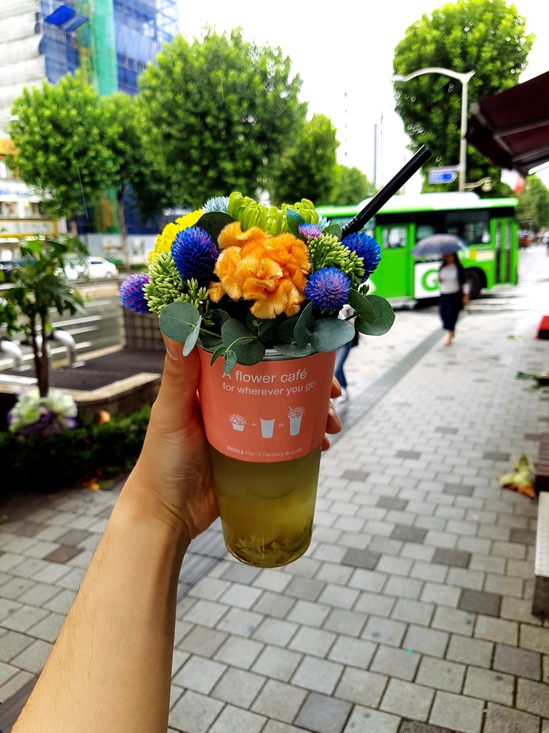 杯子上的花卉可以隨心所欲搭配，飲料更有咖啡和各種茶飲可供選擇。