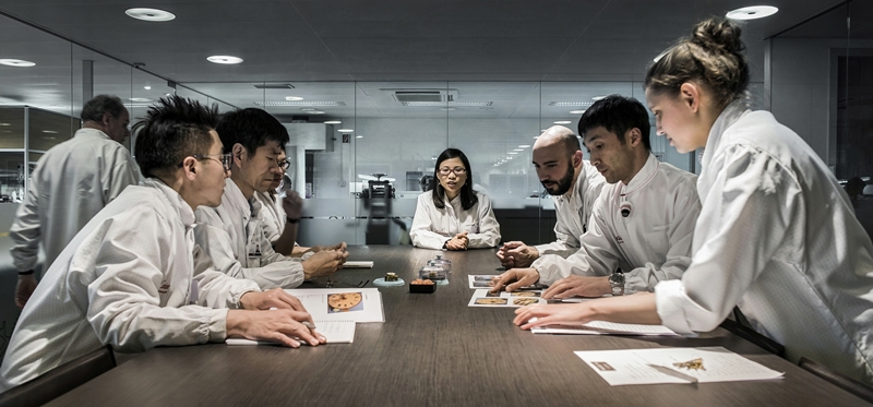 中西方製錶師互相交流與討論。