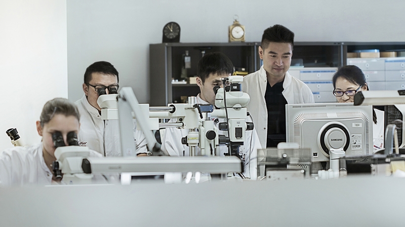 中西方製錶師互相交流與討論。