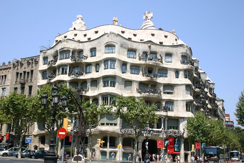 米拉之家（Casa Milà）位於西班牙巴塞隆納市區，白色石材砌出的波浪型外牆，和扭曲迴繞的陽臺欄杆，古怪壯觀、氣勢凌人（Image／wikipedia.org）