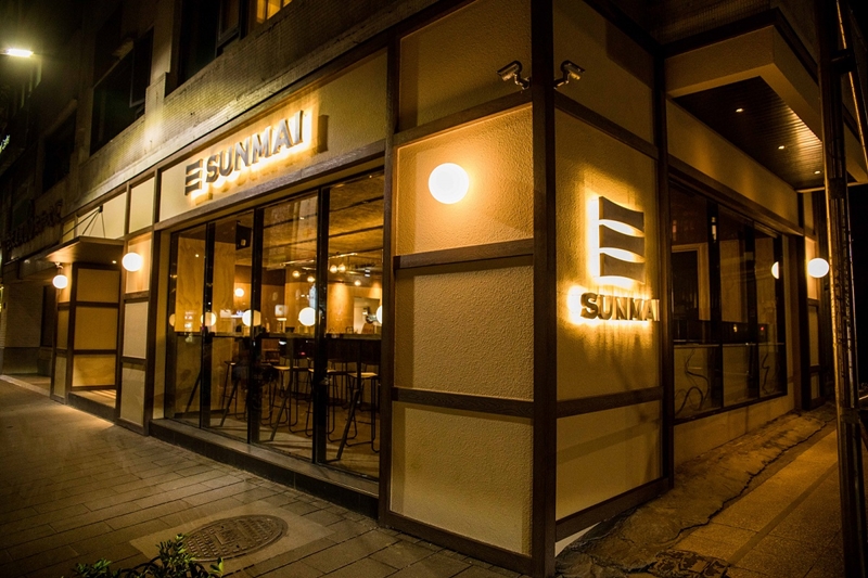 SUNMAI BAR安和店穿透式設計，讓室內外燈光恣意流瀉，點綴浪漫的城市夜晚。