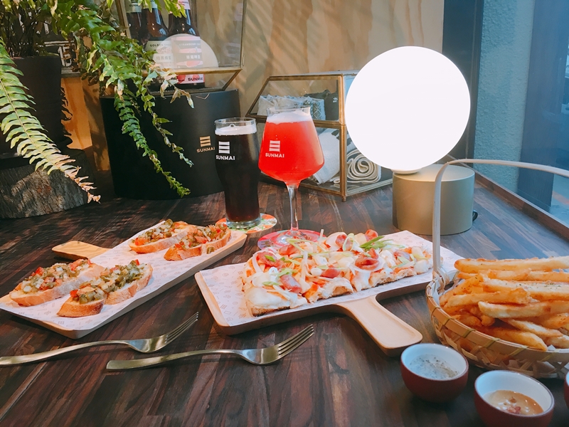 SUNMAI金色三麥酒吧除了供應各式精釀啤酒外，也有許多美味的下酒菜。