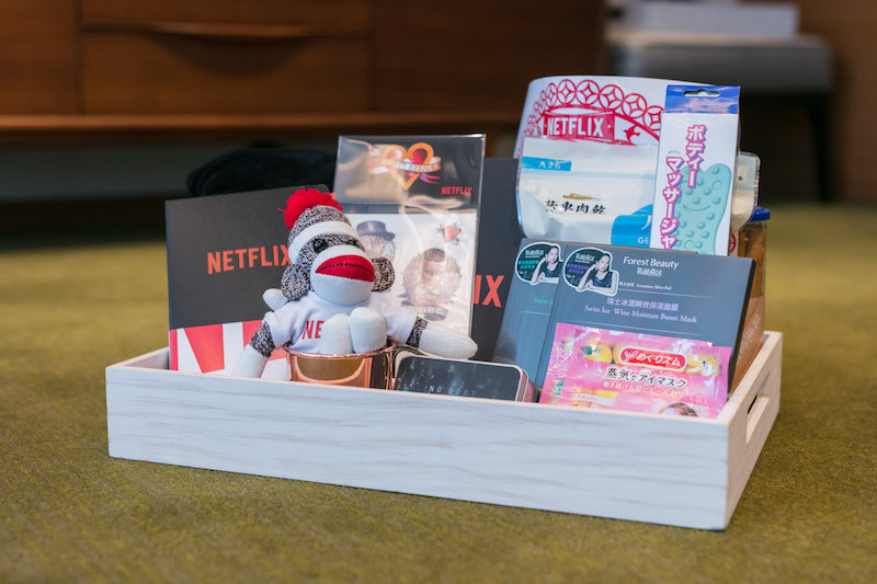 此外，還贈送一整箱「只送不賣」的超級限量Netflix聯名商品，如：Netflix專屬筆記本、Netflix專屬杯、Netflix專屬短版夾克以及當月主打劇集限定商品…等。