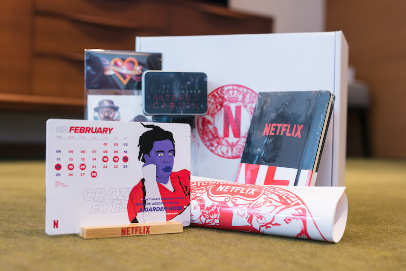 此外，還贈送一整箱「只送不賣」的超級限量Netflix聯名商品，如：Netflix專屬筆記本、Netflix專屬杯、Netflix專屬短版夾克以及當月主打劇集限定商品…等。