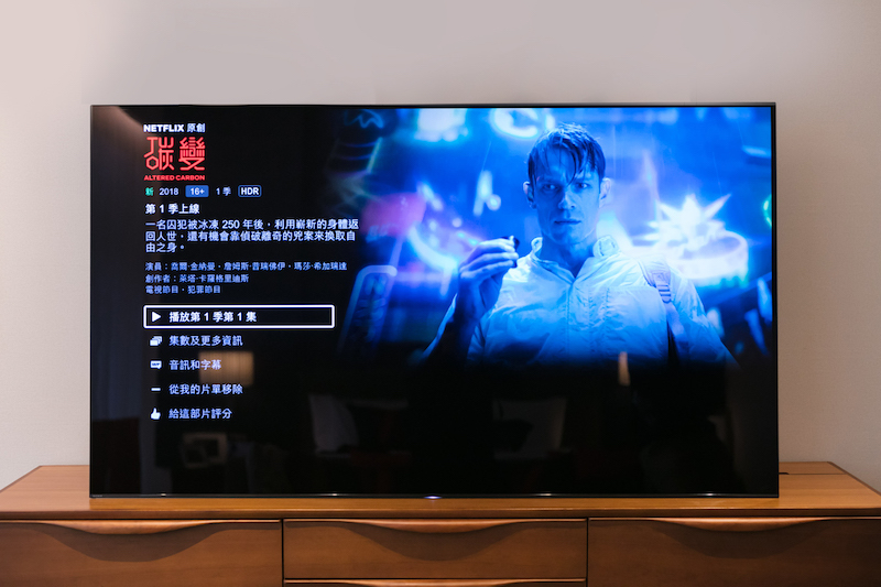 客房內提供內建Netflix影片平台65吋OLED智慧電視，旅人輕鬆觀賞超過數十萬部精彩劇集。