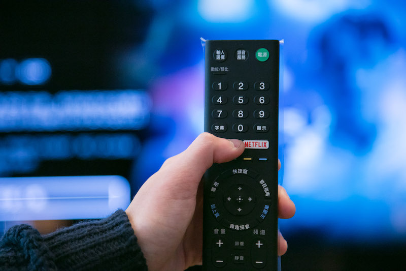 專屬遙控器操作簡單好懂，一鍵切換Netflix影片串流平台，開啟追劇模式。