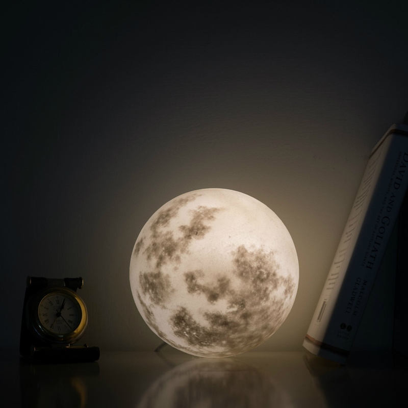 Luna lamps／Acorn Studio。