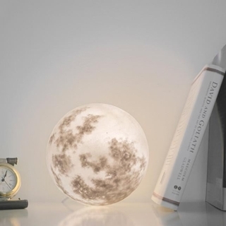 你家也有嗎？紅遍全球的「月亮夜燈」其實出自台灣設計師...