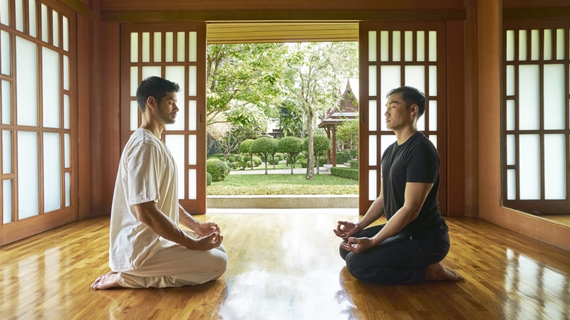 透過冥想沉澱心靈，也是一種「精神排毒」療法。