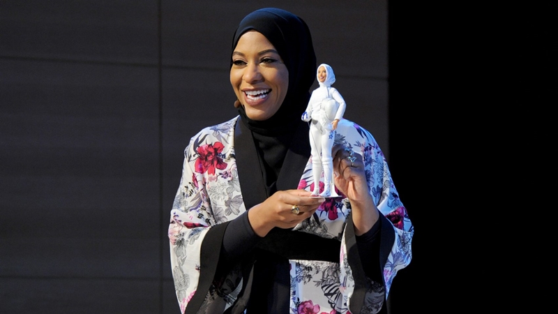 奧運選手伊布蒂哈吉·穆罕默德（Ibtihaj Muhammad）拿著以她的形象打造、第一個穿戴穆斯林頭紗的芭比。
