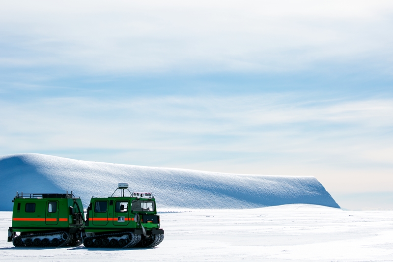 雪地車「hagglund」行駛於南極冰雪大地上。