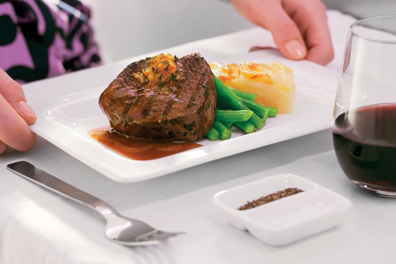 紐西蘭航空的機上餐點皆採用新鮮食材，精心烹調空中美味。